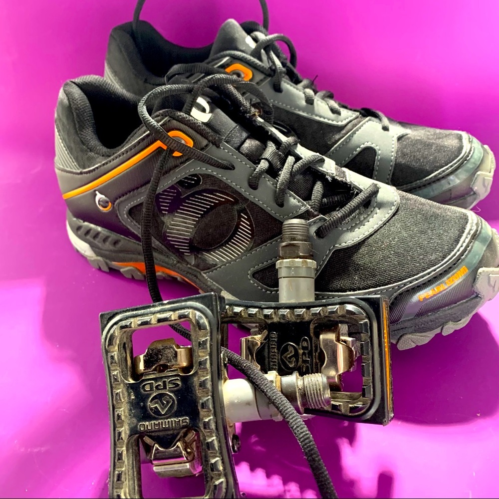 Pearl Izumi Mountain Biking shoes with pedals